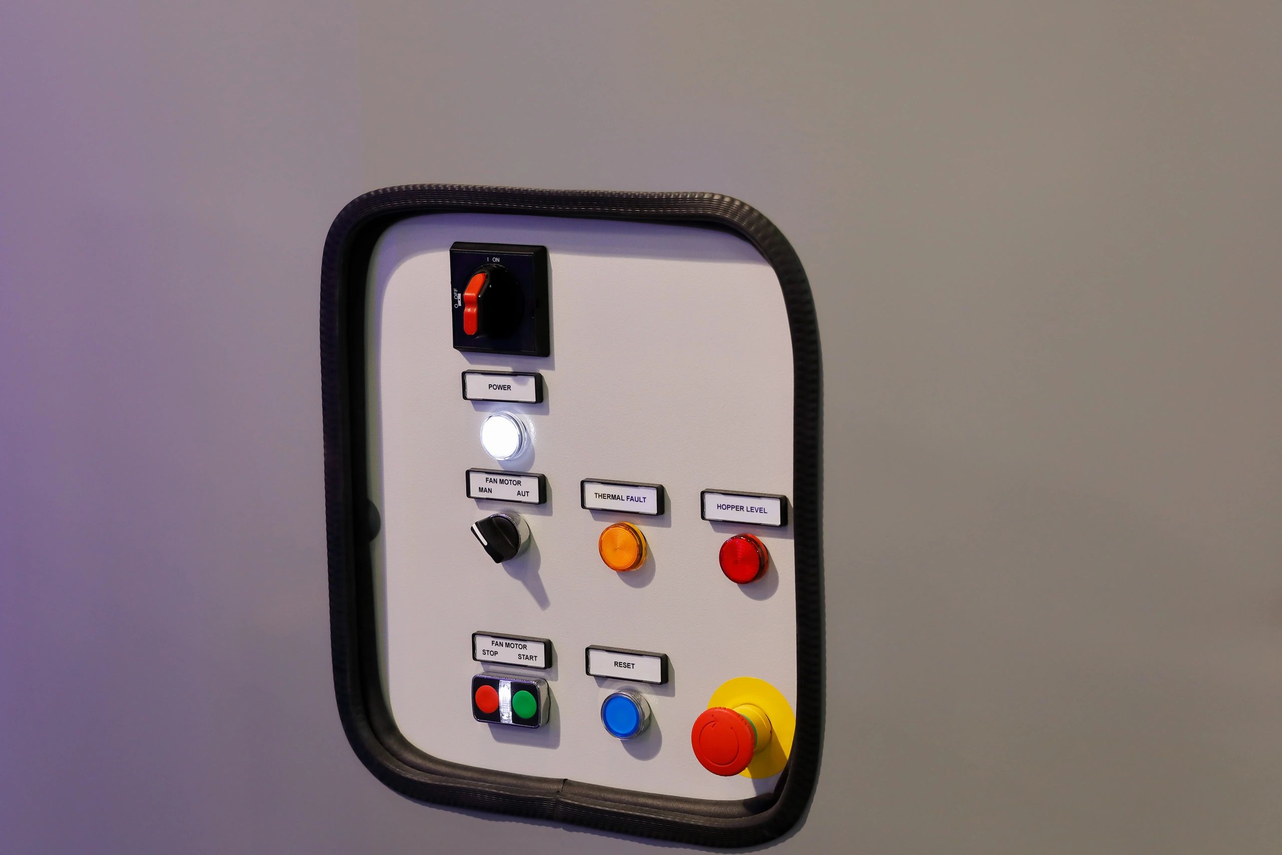 Panel de control técnico para sistemas de detección y alarma contra incendio