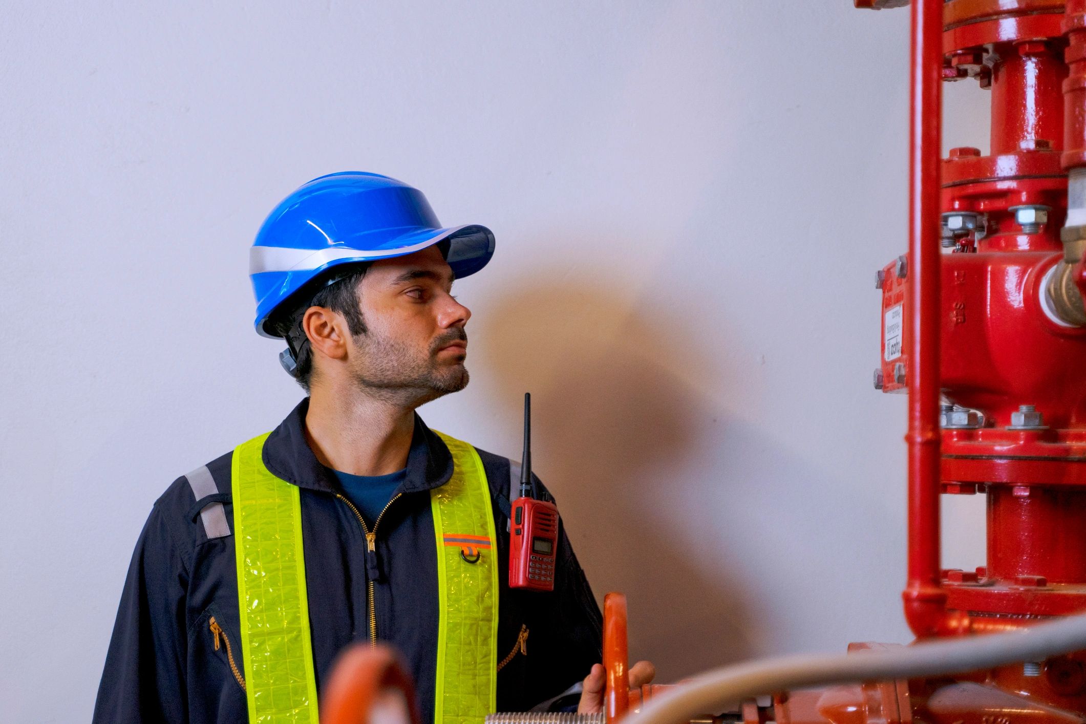 Técnico con uniforme y elementos de seguridad realizando mantenimiento especializado